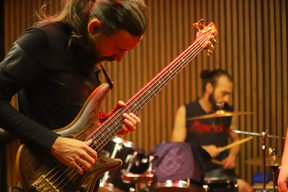 Músicos tocando en un estudio de grabación