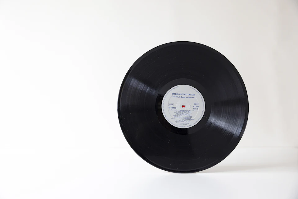 Disco de vinilo negro con su etiqueta central