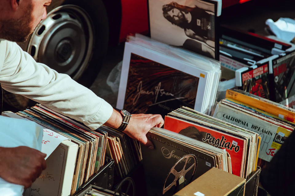 Persona con varios discos de vinilo en las manos