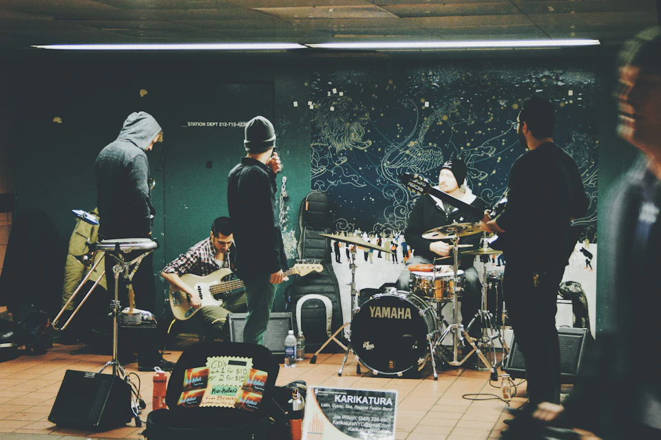 Banda ensayando en un estudio