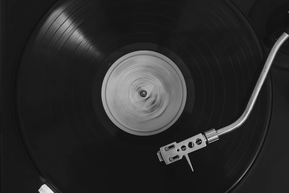 Disco de vinilo girando en un tocadiscos
