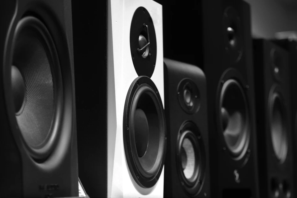 Altavoces de escucha sobre una mesa de madera
