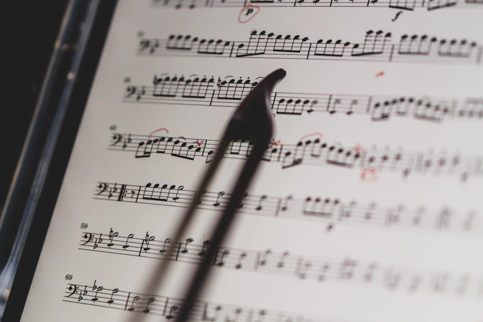 Partitura con la sombra de una persona